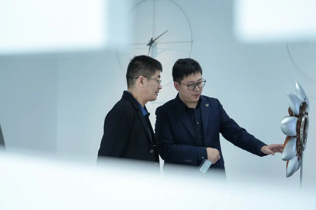 顶固集创家居行政总裁陪同居然之家随行团队参观顶固文化长廊